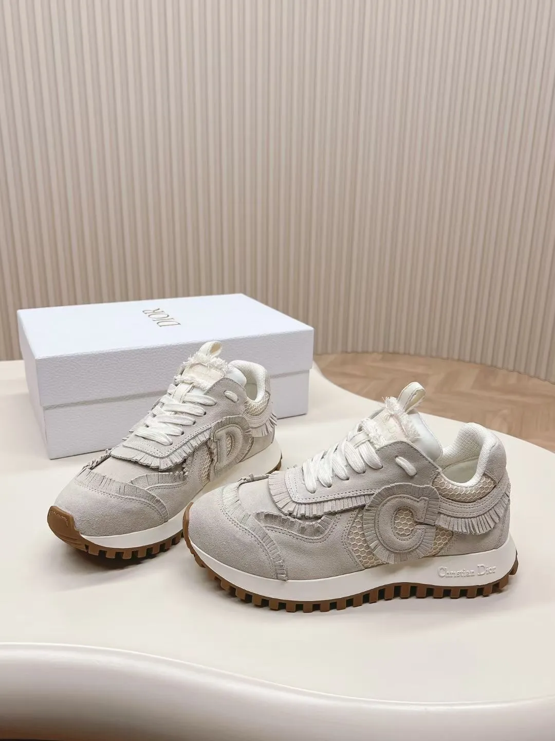 👟👟Ex-factory price 540👟👟 C’est Dior 24 spring and summer catwalk style new casual sports shoes purchased and developed by Taikoo Hui, perfect replica ‘Made of suede cow leather and mesh fabric, light and breathable. The CD letters on the side are very recognizable as Dior, and the sporty design combined with tassel details also adds a touch of elegance. The original high-mercerized fabric is intricately spliced. The original molded outsole. Complete packaging. Size: 35-40